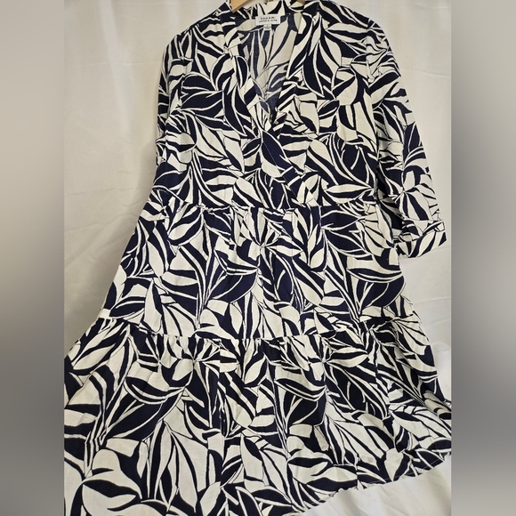 T Tahari Navy & White Leaf Print Tiered Dress Size Large NWOT - Picture 5 of 8